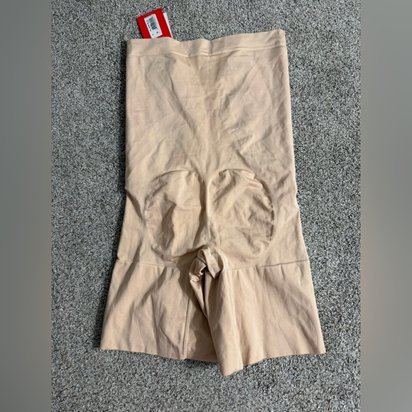 NWT SPANXsculpt OnCore High-Waisted Mid-Thigh Short in Oat Size Medium Shapewear - Picture 11 of 13